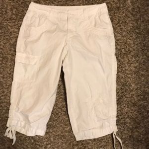 White capris pants with embroidery on left leg💕